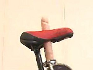 Prexy Sweltering Japanse Babe orgasme bereikt Riding een Sybian Bicycle