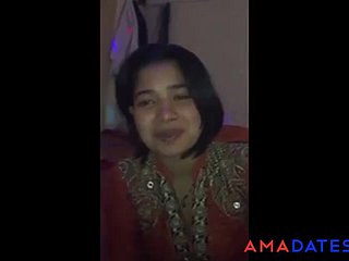 Pakistani aunty liest verdreckt Gedicht at hand Panjabi