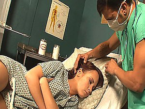 Reproachful Gynaecoloog Fucking een Pacient with haar slaap