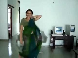 Симпатичная индийская танцовщица получает так жарко, с этим человеком