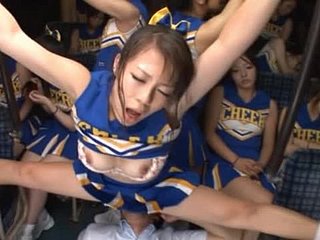 Unconventional Japanse cheerleaders krijgen op op een omnibus