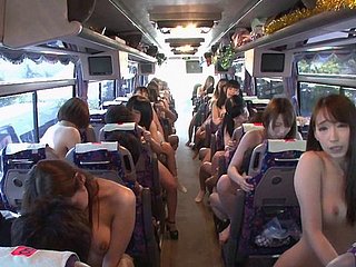 vagabundas japoneses em um ônibus montando os galos de estranhos aleatórios