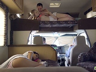 Fantastis Beruap FFM Threesome dengan Cewek Slutty Double-dealer Katya Rodriguez