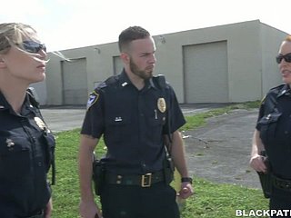Dwie policyjne kobiety pieprzone aresztowały czarnego faceta i zmusza progress swing lizania twatów