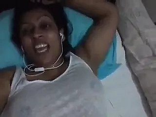 Tante du Sri Lanka montrant son haut du corps