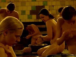 रूसी लड़कियों के समूह स्नान
