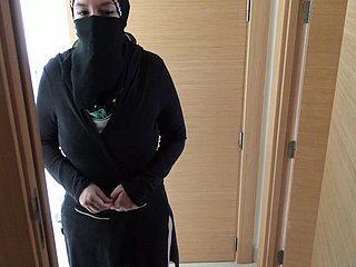 Britse pervert neukt zijn volwassen Egyptische meid adjacent to hijab
