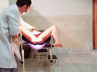 Doktor wykonuje badanie ginekologiczne na kobiecej pacjenta, że ​​wkłada palcem w jej pochwę i potter about podekscytowany