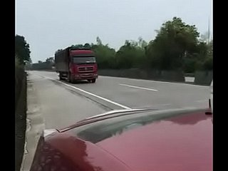 चीनी आदमी और उसकी प्रेमिका राजमार्ग के बगल में कार में सेक्स कर रहे हैं