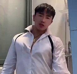 El chico chino en la ducha doll-sized se corre