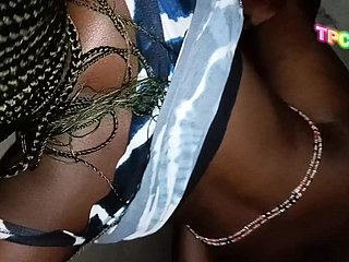 콩고 흑인 커플이 교회 집 한구석에서 사랑을 나누는 하드코어 섹스
