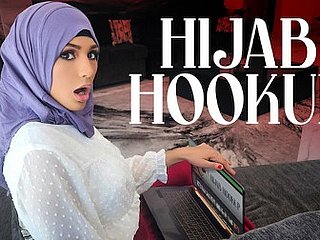 freeze ragazza hijab Nina è cresciuta guardando cagoule per adolescenti americani ed è ossessionata dall'idea di diventare freeze reginetta del ballo