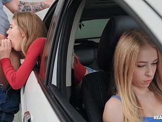 Russische teef wordt achter de rug fore-part haar vriendin in een auto geneukt.