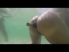 Latitudinarian swiming dengan botol dalam pantat