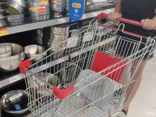 [PREVIEW] Kylie_NG Squirts Around haar motor na het winkelen bij een supermarkt