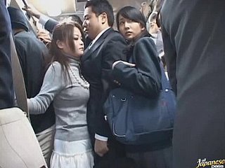Impertinente asiático da estudante Dando um boquete no ônibus aglomerada