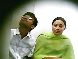 Horn-mad Pasangan India Tertangkap Dengan Voyeur Listen in Cam